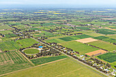 Luftaufnahme von schönem ländlichem Ackerland mit ausgedehnten grünen Feldern, Bäumen und einem Dorf, Lancaster, Victoria, Australien