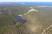 Luftaufnahme von Painkalac Dam, einem kleinen See im Painkalac Reservoir, Moggs Creek, Victoria, Australien