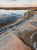 Luftaufnahme von Booten und Strandhütten, Sonnenuntergang, Mudeford, Christchurch, Dorset, Vereinigtes Königreich