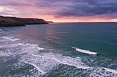 Luftaufnahme von Surfern bei Sonnenuntergang, Perranporth Beach, Ligger Bay, Cornwall, UK