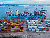 Montevideo, Uruguay - 13. Februar 2013: Luftaufnahme des Hafens von Montevideo mit Schiff und Containern, Montevideo, Uruguay