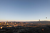 Luftaufnahme von Heißluftballons über einer atemberaubenden Landschaft bei Sonnenaufgang,Goreme,Türkei