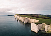 Luftaufnahme von Old Harry Rocks, einer Kreideformation bei Sonnenaufgang, Ballard Down, Studland, Dorset, Vereinigtes Königreich