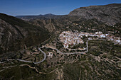 Luftaufnahme von Dos Aguas, einer kleinen Stadt inmitten der Berge in der Region Valencia, Spanien