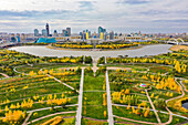 Luftaufnahme des Präsidentenparks, Nur Sultan, Kasachstan. Blick auf den Präsidentenpalast, durch den der Fluss Ishim fließt