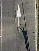 Luftaufnahme einer Stadtlandschaft mit Betonstraßen und menschlichen Schatten, Serravalle Scrivia, Italien