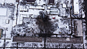 Kiew, Ukraine - 08. März 2023: Luftaufnahme eines zerbombten Wohngebäudes mit Schnee im Winter während des Krieges zwischen Russland und der Ukraine