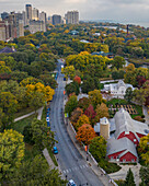 Luftaufnahme des Lincoln Abraham Park mit der Skyline von Chicago im Hintergrund bei Sonnenuntergang,Chicago,Illinois,Vereinigte Staaten