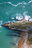 Luftaufnahme von zwei Personen beim Kajakfahren entlang der Küstenlinie in der Nähe von Durdle Door, West Lulworth, Dorset, Vereinigtes Königreich