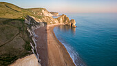 Luftaufnahme von Durdle Door bei Sonnenuntergang, West Lulworth, Dorset, Vereinigtes Königreich