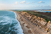 Luftaufnahme von Menschen bei einem Spaziergang am Strand von Hengistbury Head, Southbourne, Dorset, Vereinigtes Königreich