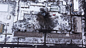 Kiew, Ukraine - 08. März 2023: Luftaufnahme eines zerbombten Wohngebäudes mit Schnee im Winter während des Krieges zwischen Russland und der Ukraine