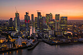 London,Vereinigtes Königreich - 29. Dezember 2020: Luftaufnahme der Canary Wharf-Wolkenkratzer und des Londoner Finanzviertels entlang der Themse bei Sonnenuntergang