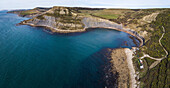 Panoramablick auf die Bucht von Chapmans Pool an der Jurassic Coast, Worth Matravers, Dorset, Vereinigtes Königreich