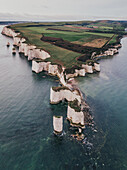 Luftaufnahme von Old Harry Rocks bei Sonnenaufgang, Studland, Dorset, Vereinigtes Königreich