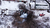 Kiew, Ukraine - 08. März 2023: Luftaufnahme eines zerbombten Wohngebäudes mit Schnee im Winter während des Krieges zwischen Russland und der Ukraine
