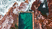 Luftaufnahme eines Rockpools an einem der nördlichen Strände im Bundesstaat New South Wales, Sydney, Australien