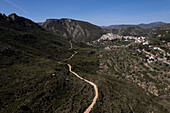Luftaufnahme von Dos Aguas, einer kleinen Stadt inmitten der Berge in der Region Valencia, Spanien