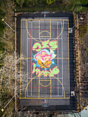 Luftaufnahme eines öffentlichen Basketballplatzes mit Graffiti, Chicago, USA
