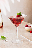 Non-alcoholic fruit secco with raspberries and mint