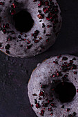 Lila Donuts mit Zuckerglasur und Beerenstreuseln