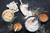 Stillleben mit Mehlsorten, Triebmitteln und Sauerteig