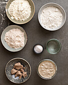 Mehle, Salz, Wasser und weitere Zutaten für das Brotbacken