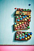 Cookie Bars mit bunten Schokolinsen