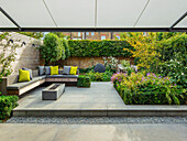 Moderner Garten mit Loungebereich und Skulptur