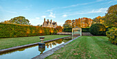 Teich mit Pavillon und Hecken im Herbstgarten