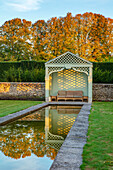 Gartenpavillon am Teich mit Spiegelung im Herbstgarten