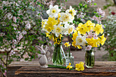 Frühlingssträuße mit Narzisse, Forsythie und Kirschblüte