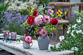 Blumenstrauß mit Dahlie, Mannstreu, Färberkamille und Zierapfel im Krug