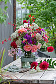 Blumenstrauß mit Rose (Rosa 'Very'), wilde Möhre, Flammenblume (Phlox) und Dahlien