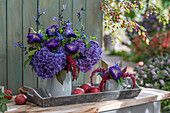 Blumenstrauß mit Rote Melde, Sommerastern, Hortensie, Schopfsalbei; Garten-Fuchsschwanz, Ligusterbeeren und Äpfel 