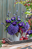 Blumenstrauß mit Roter Melde, Sommerastern, Hortensie, Schopfsalbei, Garten-Fuchsschwanz, Ligusterbeeren und Äpfeln