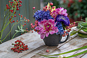 Arrangement von Hortensie, Chinaschilf, Dahlie, Sommeraster und Hagebutten (Rosa multiflora)