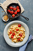 Creamy pasta 'Alfredo' with cherry tomatoes