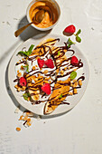 Banana Split mit Schokosauce und Himbeeren