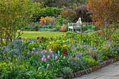 Frühlingsgarten in Sussex mit Lutyens-Bank, Tulpen und Vergissmeinnicht