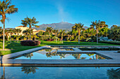 Palmengarten mit Wasserbecken und mit Blick auf den Ätna auf Sizilien