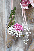 DIY-Sträußchen mit Nelken und Schleierkraut an Holzwand