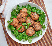 Quinoa balls with smoked paprika on lamb's lettuce