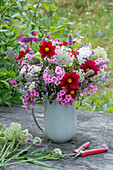 Summer bouquet with wild carrot, single-flowering dahlia, Phlox, yarrow, cranesbill, catmint, ornamental leek and anise hyssop