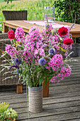 Sommerstrauß mit Flammenblume, Dahlien, Kugeldistel, Schmetterlingsflieder sowie Büten von Minze, Oregano und Fenchel