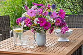 Strauß aus Kosmeen, Wiesenarnika (Arnica chamissonis), Minze, Bertramsgarbe, Schmetterlingsflieder, Blutweiderich und Kugeldistel