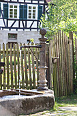 Historischer Handpumpenbrunnen vor Fachwerkhaus