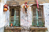 Indien, Westbengalen, Kalkutta, College-Platz. Verwitterte Wand und Fensterläden.