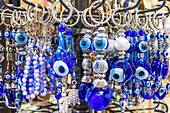 Griechenland, Kreta, Chania, Altstadt. Touristensouvenir Türkisches Auge oder Nazar-Amulette, die Unglück abwehren
