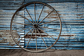 Stilleben auf einer Ranch. Wagenrad.